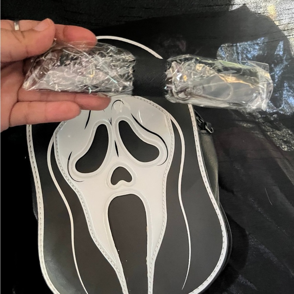 Spirit Black & White Scream Face Crossbody Bag